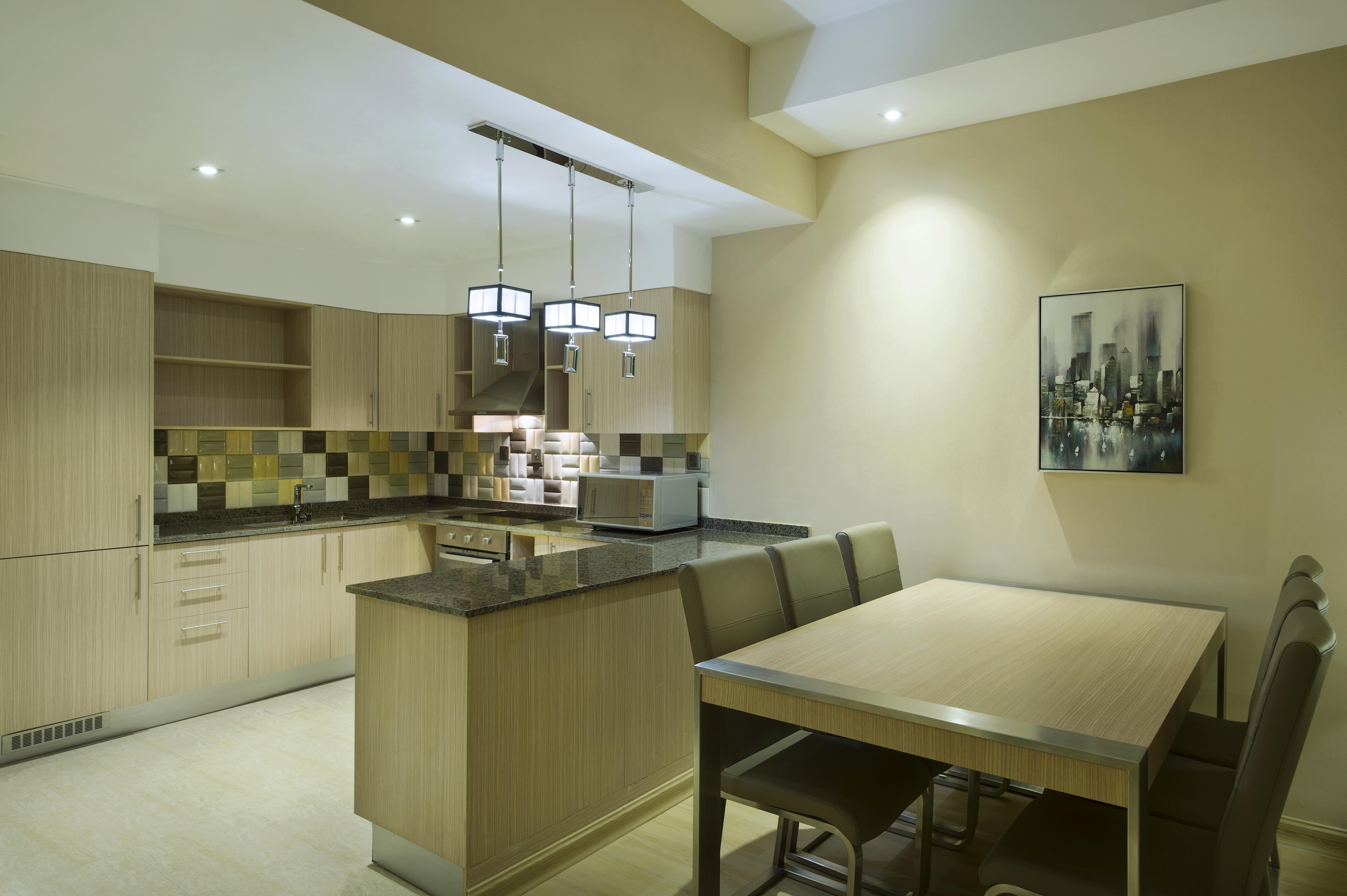 מלון Wyndham Doha West Bay מראה חיצוני תמונה A kitchen in a serviced apartment in Dubai