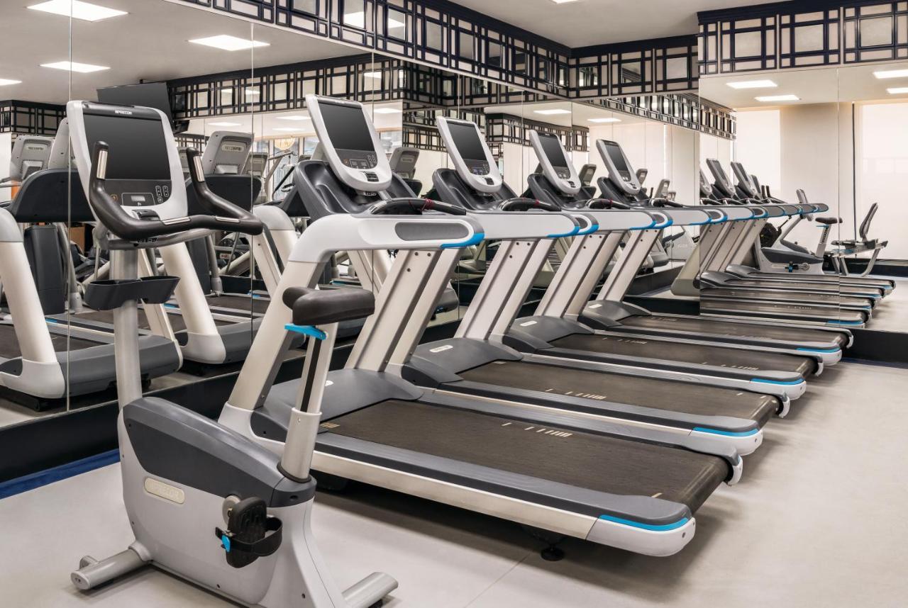 מלון Wyndham Doha West Bay מראה חיצוני תמונה A row of treadmills