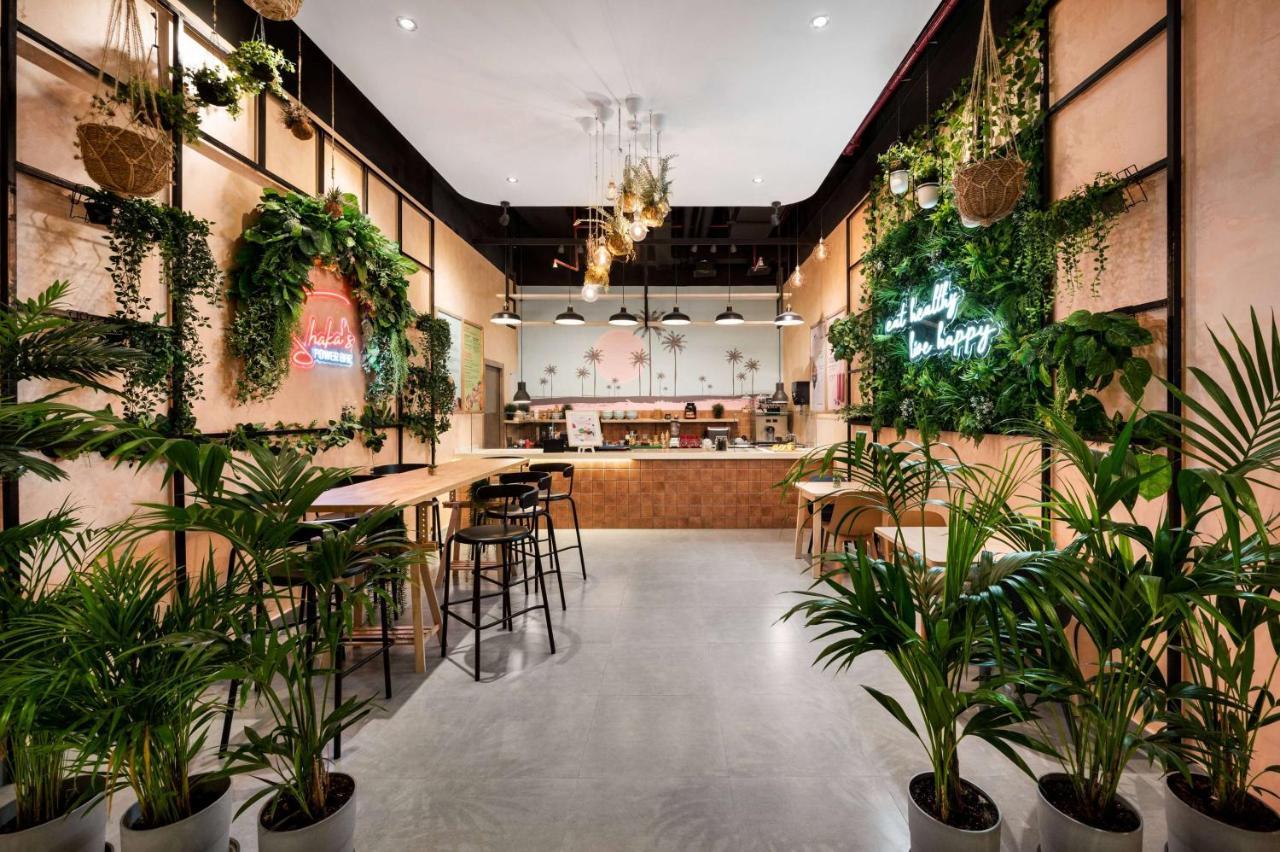 מלון Wyndham Doha West Bay מראה חיצוני תמונה The interior of a Starbucks Reserve store in Shanghai, China
