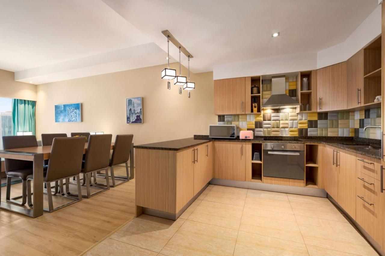 מלון Wyndham Doha West Bay מראה חיצוני תמונה A typical kitchen in a serviced apartment