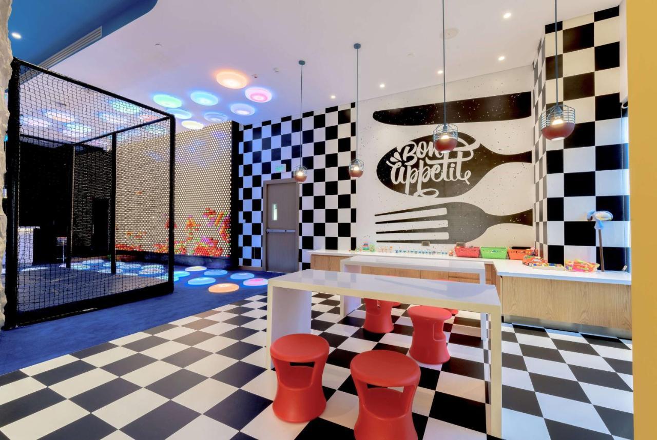 מלון Wyndham Doha West Bay מראה חיצוני תמונה The interior of a typical McDonald's PlayPlace